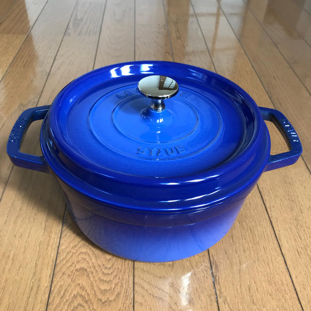 STAUB(ストウブ)のストウブ  staub  ココットラウンド 22cm  ロイヤルブルー インテリア/住まい/日用品のキッチン/食器(鍋/フライパン)の商品写真