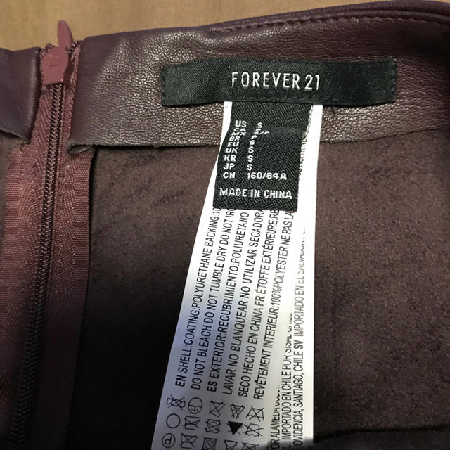 FOREVER 21(フォーエバートゥエンティーワン)のforever21 フェイクレザースカート バーガンディ レディースのスカート(ミニスカート)の商品写真