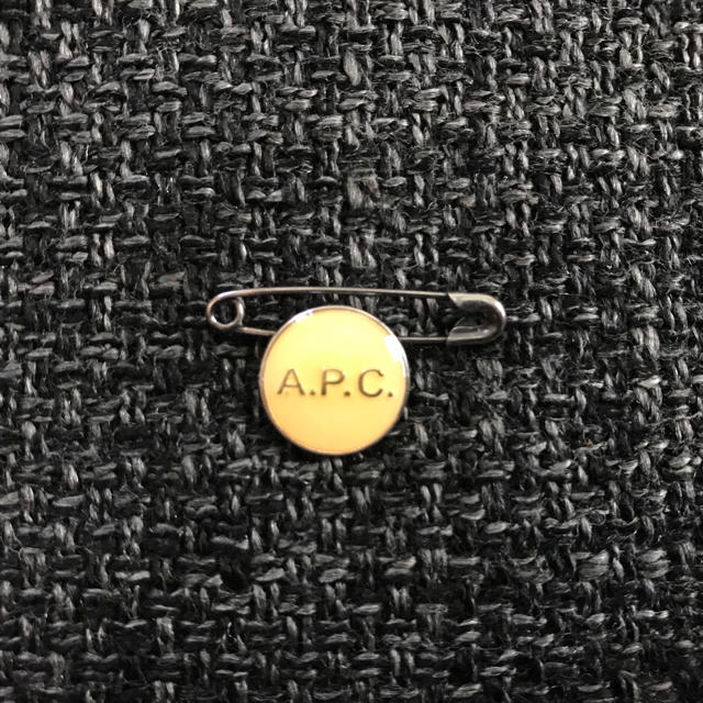 A.P.C(アーペーセー)のA.P.C.バッジ エンタメ/ホビーのアニメグッズ(バッジ/ピンバッジ)の商品写真