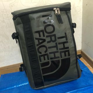 ザノースフェイス(THE NORTH FACE)の超美品！出会った時が最後のチャンス！30㍑　リュック　グレーにブラック文字(バッグパック/リュック)