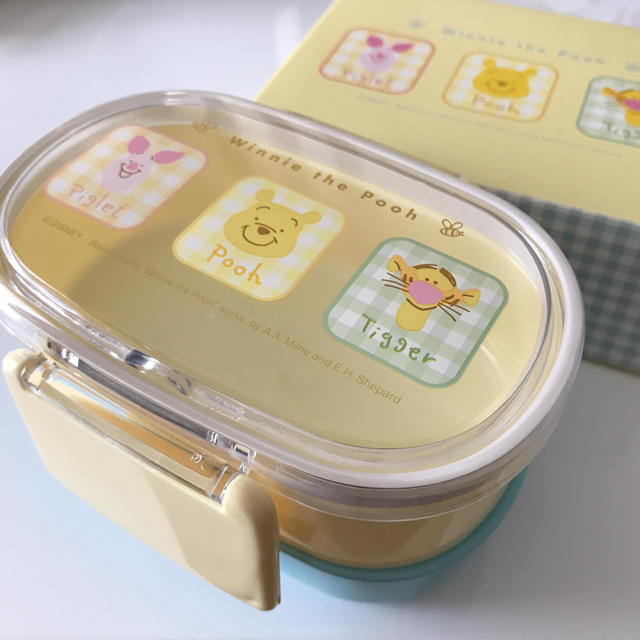 プーさん2段弁当箱  新品 インテリア/住まい/日用品のキッチン/食器(弁当用品)の商品写真