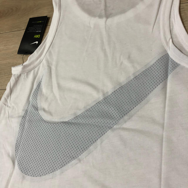 NIKE(ナイキ)の160 タンクトップ 白 タンク スポーツウェア ホワイト無地 キッズ/ベビー/マタニティのキッズ服女の子用(90cm~)(Tシャツ/カットソー)の商品写真