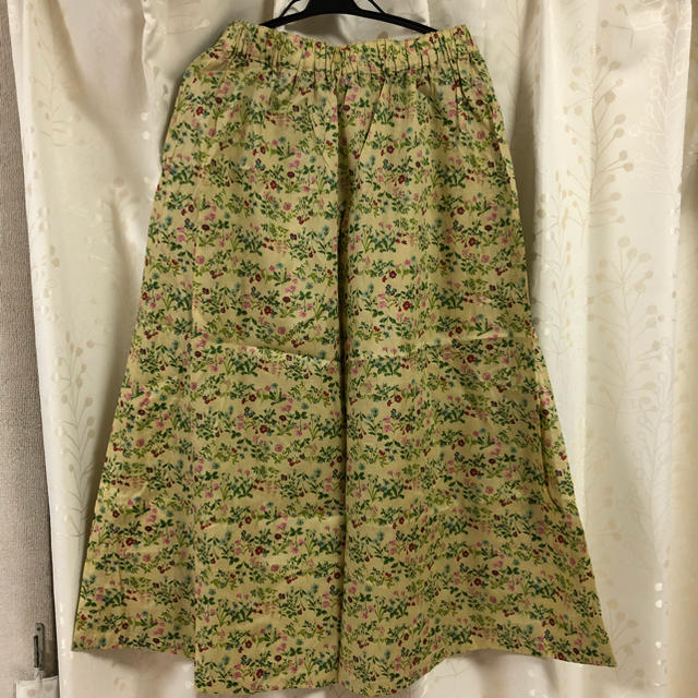 ベージュ 花柄ロングスカート レディースのスカート(ロングスカート)の商品写真