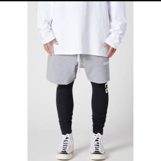 フィアオブゴッド(FEAR OF GOD)のFOG Essentials Graphic Sweat Shorts グレーS(ショートパンツ)