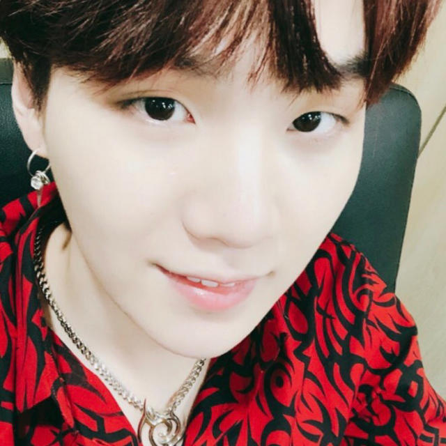 防弾少年団(BTS)(ボウダンショウネンダン)のBTS  SUGA ホワイトオパール ピアス 片耳用 メンズのアクセサリー(ピアス(片耳用))の商品写真