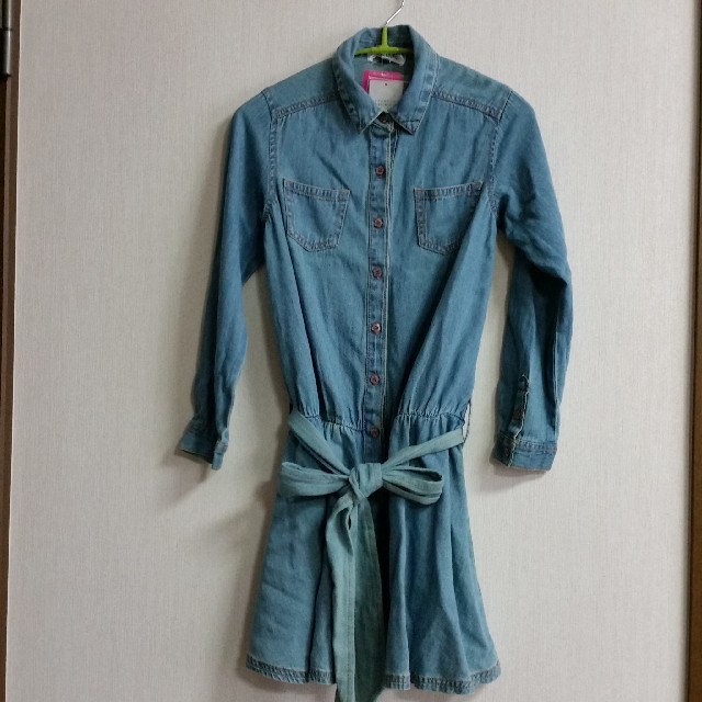 SOMETHING(サムシング)のSOMETHING  デニムワンピース  130 キッズ/ベビー/マタニティのキッズ服女の子用(90cm~)(ワンピース)の商品写真