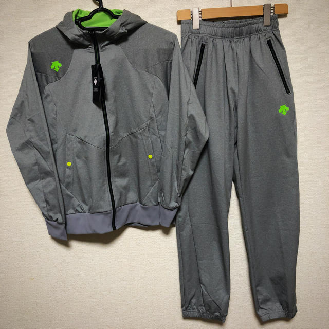 DESCENTE(デサント)の【新品】DESCENTE ジャージ グレー 上下 セット Sサイズ メンズのトップス(ジャージ)の商品写真