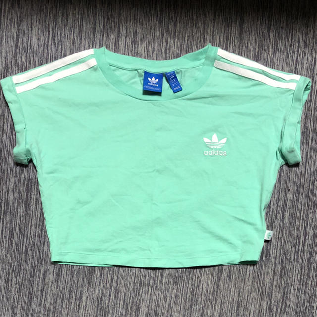 adidas(アディダス)のショート丈T レディースのトップス(Tシャツ(半袖/袖なし))の商品写真