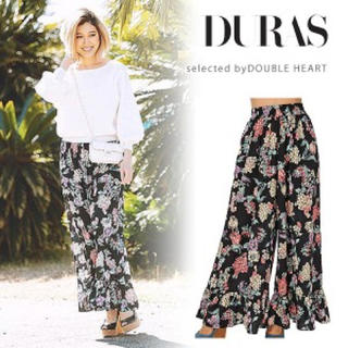デュラス(DURAS)のDURAS新品オリジナル柄裾フリルパンツブラックフラワープリント(カジュアルパンツ)