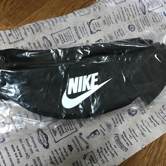 NIKE(ナイキ)のNIKE ウエストバッグ ヘリテージ ボディバッグ 黒 新品未使用 メンズのバッグ(ウエストポーチ)の商品写真