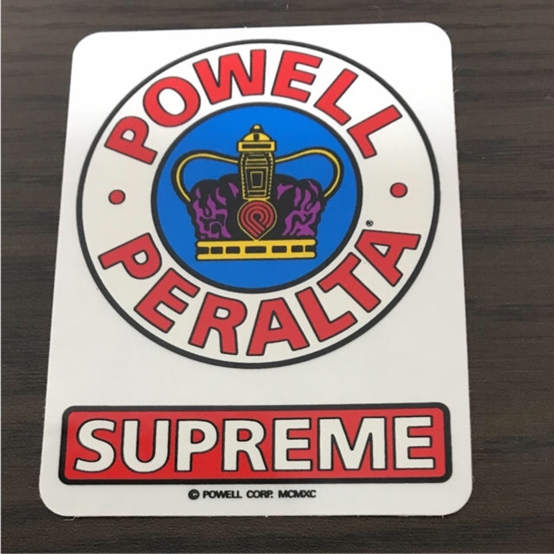 Supreme(シュプリーム)の【縦9cm 横6.3cm】powel＆supreme コラボステッカー 自動車/バイクのバイク(ステッカー)の商品写真