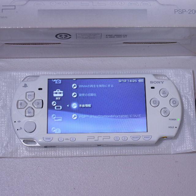 PlayStation Portable(プレイステーションポータブル)のPSP-2000 セラミック・ホワイト 本体&ACアダプター 【バッテリーなし】 エンタメ/ホビーのゲームソフト/ゲーム機本体(携帯用ゲーム機本体)の商品写真