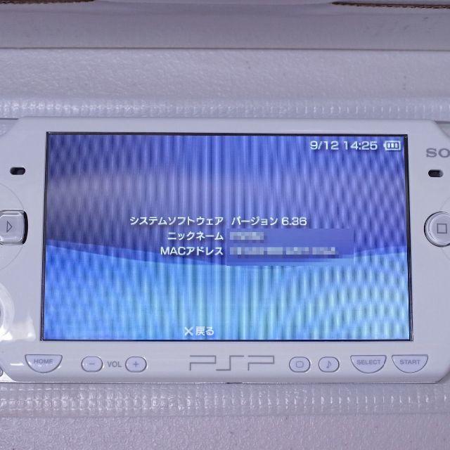 PlayStation Portable(プレイステーションポータブル)のPSP-2000 セラミック・ホワイト 本体&ACアダプター 【バッテリーなし】 エンタメ/ホビーのゲームソフト/ゲーム機本体(携帯用ゲーム機本体)の商品写真