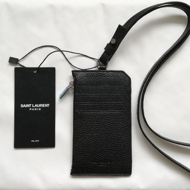 Saint Laurent(サンローラン)のSAC DE JOUR SOUPLE CARD CASE WITH STRAP メンズのファッション小物(名刺入れ/定期入れ)の商品写真