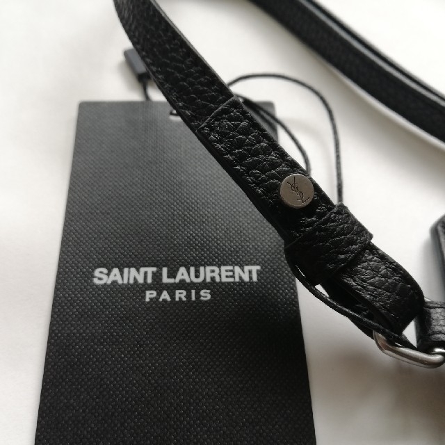 Saint Laurent(サンローラン)のSAC DE JOUR SOUPLE CARD CASE WITH STRAP メンズのファッション小物(名刺入れ/定期入れ)の商品写真