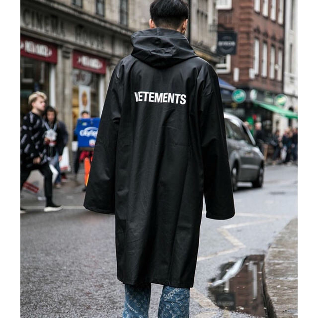 可愛いクリスマスツリーやギフトが! vetements レインコート 登坂広臣