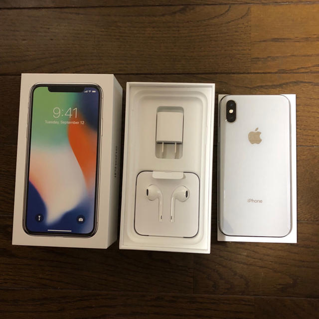 Apple(アップル)の「値下げ 」iPhoneX64GBdocomoシルバー(新古品)SIM解除 スマホ/家電/カメラのスマートフォン/携帯電話(スマートフォン本体)の商品写真