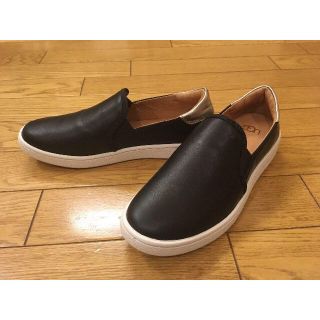 アグ(UGG)のUGG CAS-BLACK / US6.5シンプルでシックなレザースリッポンにメ(スリッポン/モカシン)