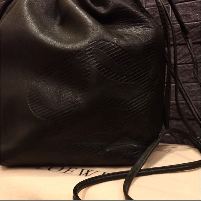 LOEWE(ロエベ)の【kao様専用】ロエベ  ナッパレザー アナグラム型押し ショルダーバッグ レディースのバッグ(ショルダーバッグ)の商品写真