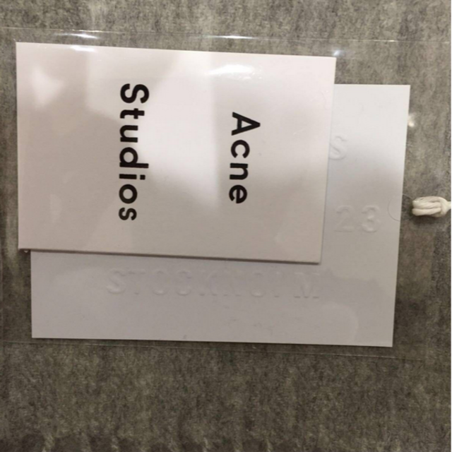 ACNE(アクネ)のアクネ　ストゥディオズ ストール　マフラー　ライトグレー レディースのファッション小物(財布)の商品写真