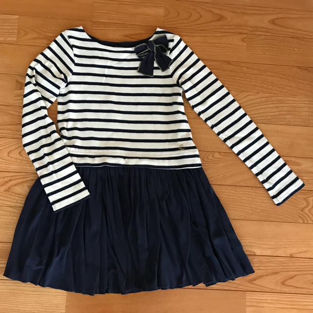 PETIT BATEAU(プチバトー)の超美品プチバトー人気ボーダーワンピース8ans128cm キッズ/ベビー/マタニティのキッズ服女の子用(90cm~)(ワンピース)の商品写真