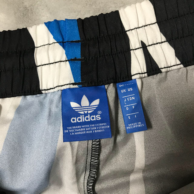 adidas(アディダス)のadidasoriginals ショートパンツ ストライプ レディースのパンツ(ショートパンツ)の商品写真