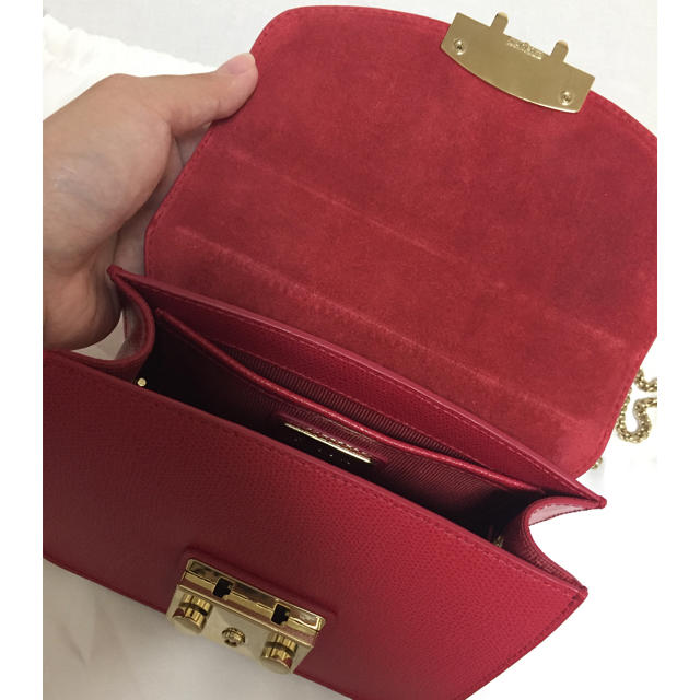 Furla(フルラ)の新品♡FURLAメトロポリス♡ルビー先月購入 レディースのバッグ(ショルダーバッグ)の商品写真