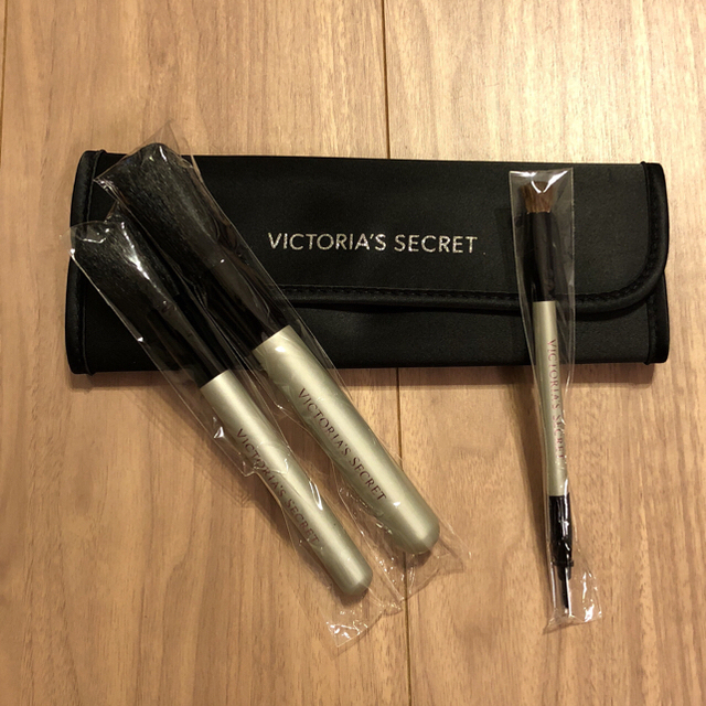 Victoria's Secret(ヴィクトリアズシークレット)の新品未使用 ビクトリアシークレット メイクブラシ＆ケース コスメ/美容のキット/セット(コフレ/メイクアップセット)の商品写真