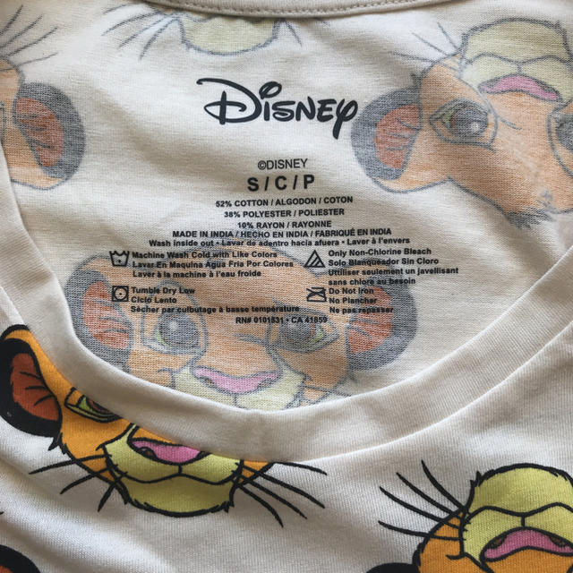 Disney(ディズニー)の【最終処分!!希少!!】白Ｓ２ シンバ 総柄 Tシャツ レディースのトップス(Tシャツ(半袖/袖なし))の商品写真