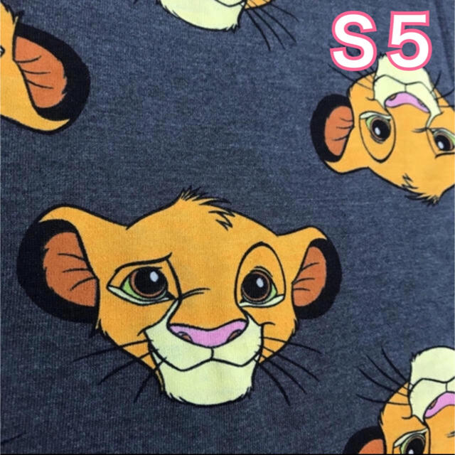 Disney(ディズニー)のグレー シンバ 総柄T シャツ レディースのトップス(Tシャツ(半袖/袖なし))の商品写真