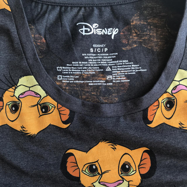 Disney(ディズニー)のグレー シンバ 総柄T シャツ レディースのトップス(Tシャツ(半袖/袖なし))の商品写真