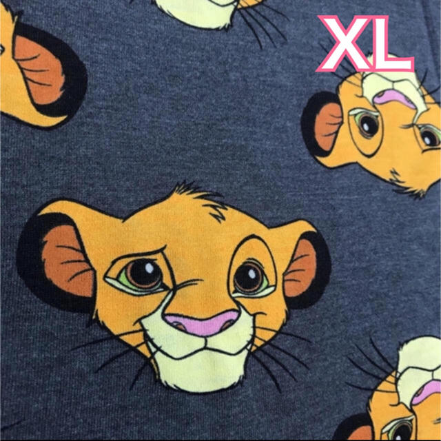 Disney(ディズニー)のグレー シンバ  総柄Tシャツ レディースのトップス(Tシャツ(半袖/袖なし))の商品写真