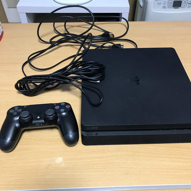 PlayStation4(プレイステーション4)のPlayStation®4 ジェット・ブラック 500GB エンタメ/ホビーのゲームソフト/ゲーム機本体(家庭用ゲーム機本体)の商品写真