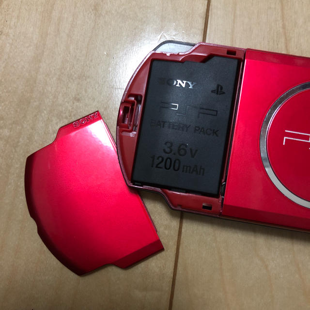 PlayStation Portable(プレイステーションポータブル)のPSP 3000 ラディアント・レッド ゲーム、メモリーカード付 エンタメ/ホビーのゲームソフト/ゲーム機本体(携帯用ゲーム機本体)の商品写真