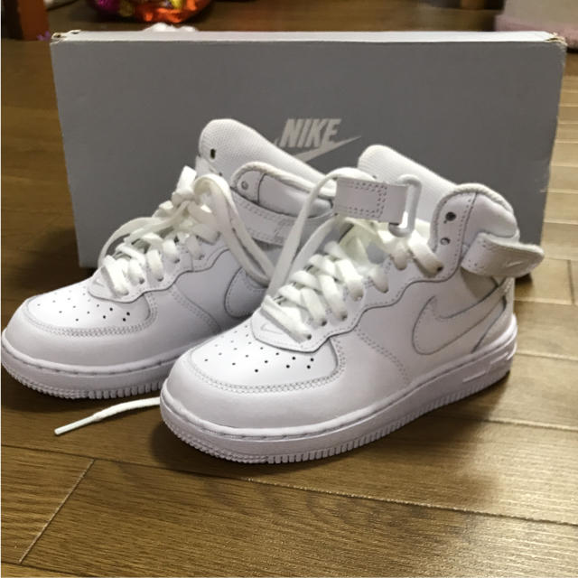 NIKE(ナイキ)のナイキ エアフォース キッズ キッズ/ベビー/マタニティのキッズ靴/シューズ(15cm~)(スニーカー)の商品写真