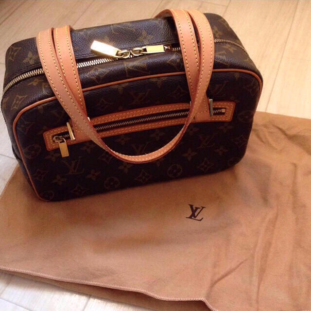 国産品 美品 - VUITTON LOUIS ルイヴィトン ショルダーバッグ シテMM