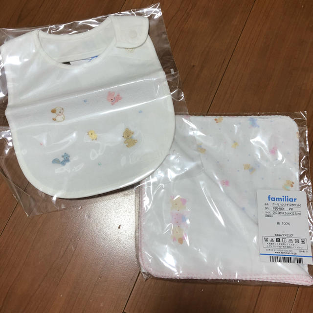 familiar(ファミリア)の新品！familiar  スタイとガーゼハンカチセット キッズ/ベビー/マタニティのこども用ファッション小物(ベビースタイ/よだれかけ)の商品写真