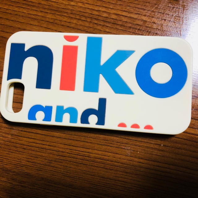 niko and...(ニコアンド)のiPhoneケース スマホ/家電/カメラのスマホアクセサリー(iPhoneケース)の商品写真