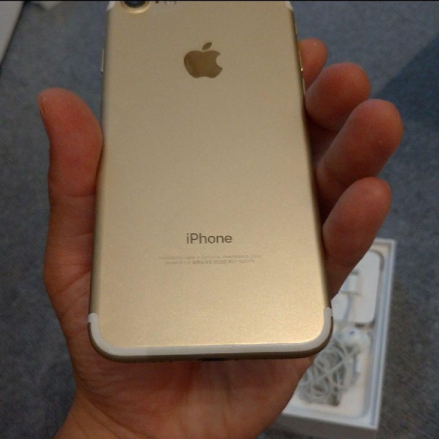 iPhone(アイフォーン)のiPhone 7 32 GB gold　　超美品 スマホ/家電/カメラのスマートフォン/携帯電話(スマートフォン本体)の商品写真