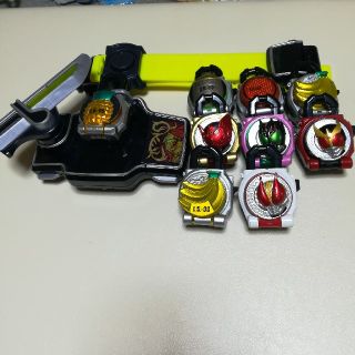 バンダイ(BANDAI)の仮面ライダーガイム変身ベルト、ロックシード9個セット(特撮)