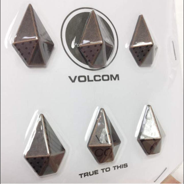 volcom(ボルコム)のSN21 新品 送込◾︎コッパー ボルコム Stone Studs デッキパッド スポーツ/アウトドアのスノーボード(アクセサリー)の商品写真