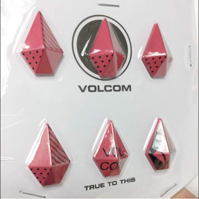 volcom(ボルコム)のSN21 新品 送込◾︎レッド② ボルコム Stone Studs デッキパッド スポーツ/アウトドアのスノーボード(アクセサリー)の商品写真