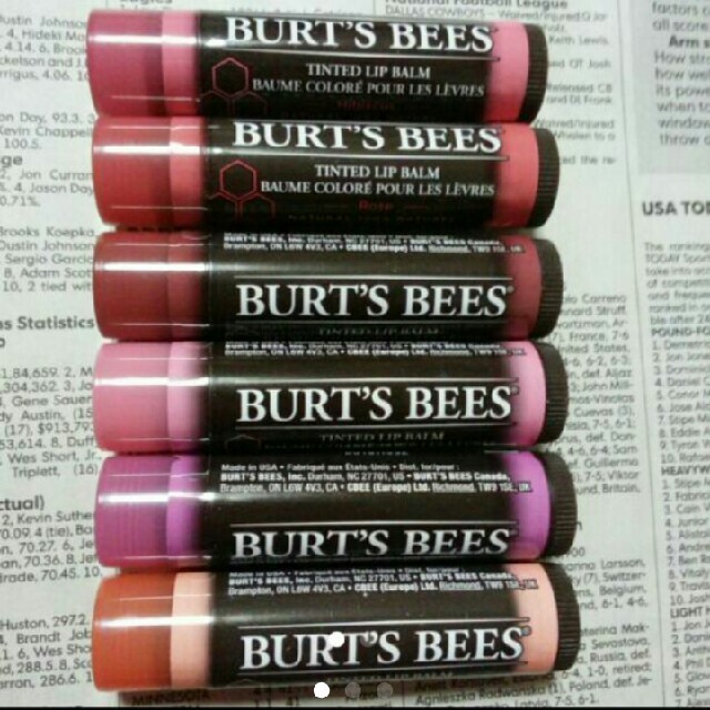 BURT'S BEES(バーツビーズ)のバーツビーズティンテッド☆100%ナチュラル　♥ハイビスカス コスメ/美容のスキンケア/基礎化粧品(リップケア/リップクリーム)の商品写真