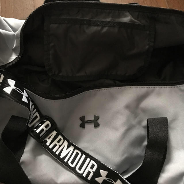 UNDER ARMOUR(アンダーアーマー)の美品✨アンダーアーマー 丸型 ドラムバッグ レディースのバッグ(ショルダーバッグ)の商品写真