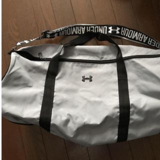 アンダーアーマー(UNDER ARMOUR)の美品✨アンダーアーマー 丸型 ドラムバッグ(ショルダーバッグ)