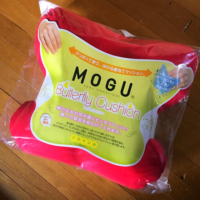 【MOGU】大人気★腰痛妊婦さんなどにバタフライクッション★赤 インテリア/住まい/日用品のインテリア小物(クッション)の商品写真