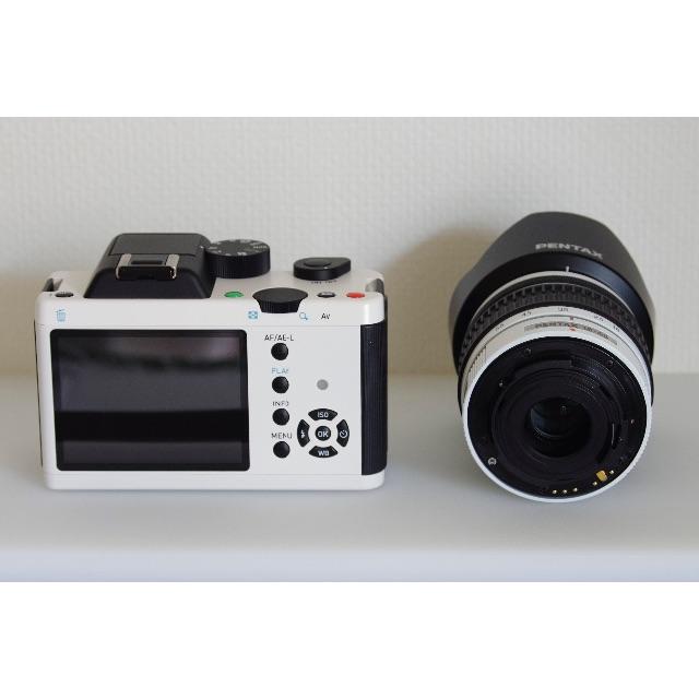 PENTAX(ペンタックス)のペンタックス　PENTAX K-01 ズームレンズキット・ホワイト・極上美品 スマホ/家電/カメラのカメラ(ミラーレス一眼)の商品写真