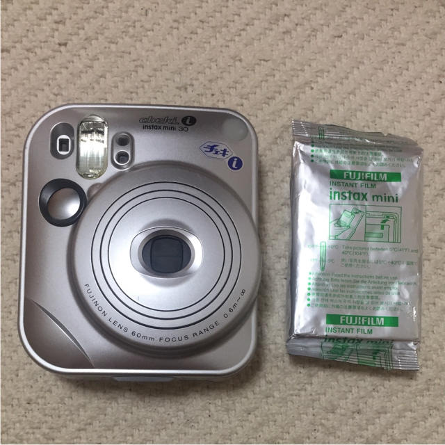 富士フイルム(フジフイルム)のチェキ instax mini 30 シルバー フィルム未開封10枚付 スマホ/家電/カメラのカメラ(フィルムカメラ)の商品写真