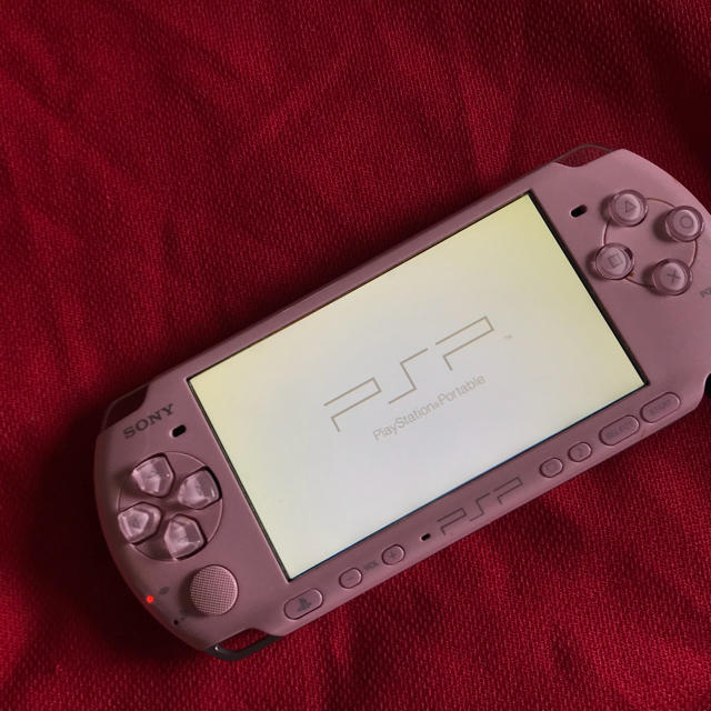 PlayStation Portable(プレイステーションポータブル)のPSP ブロッサムピンク ソフト付き エンタメ/ホビーのゲームソフト/ゲーム機本体(携帯用ゲーム機本体)の商品写真