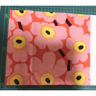 マリメッコ(marimekko)のマリメッコ 生地 はぎれ オレンジ×ライトレッド(生地/糸)